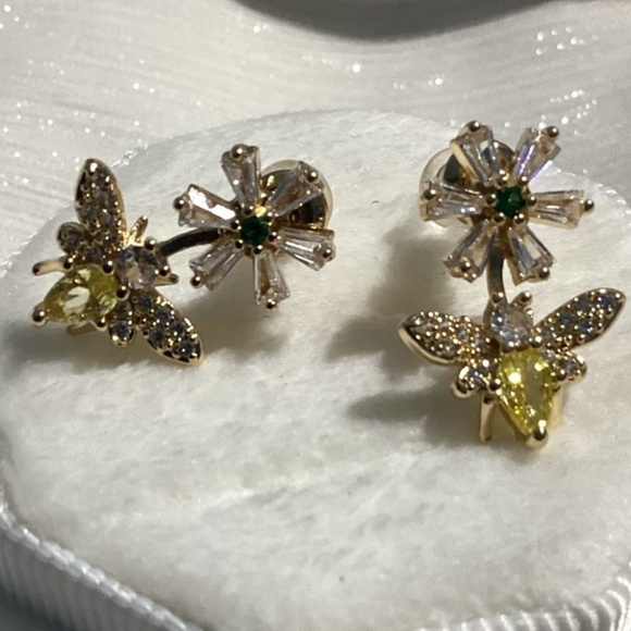 🐝10k Gold Bumblebee Daisy Cz Diamond Post back Stud Earrings - Picture 1 of 15